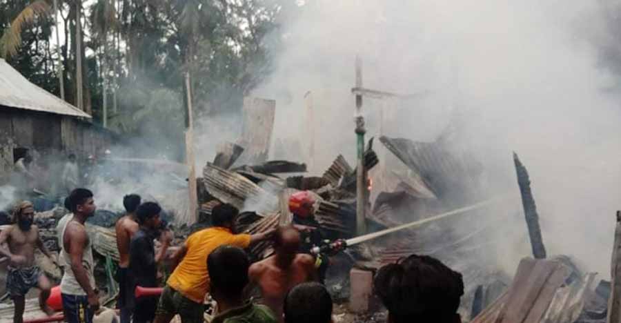 মদনে সিলিন্ডার বিস্ফোরণে ৩ কৃষকের বসতঘর পুড়ে ছাই, নারী দগ্ধ