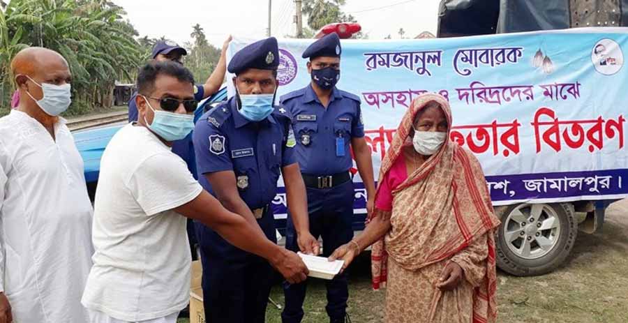 অসহায় মানুষকে ইফতার দিচ্ছে জামালপুর জেলা পুলিশ
