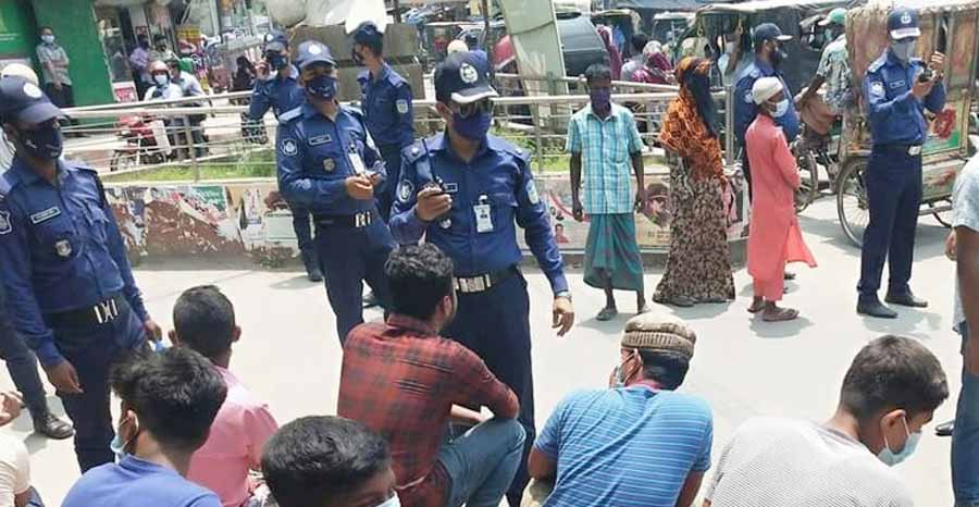 মাস্ক না পরায় ৩০ মিনিট  রোদে বসিয়ে রাখা হলো