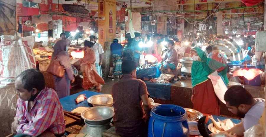 লকডাউনে ময়মনসিংহে কেনাকাটার ধুম