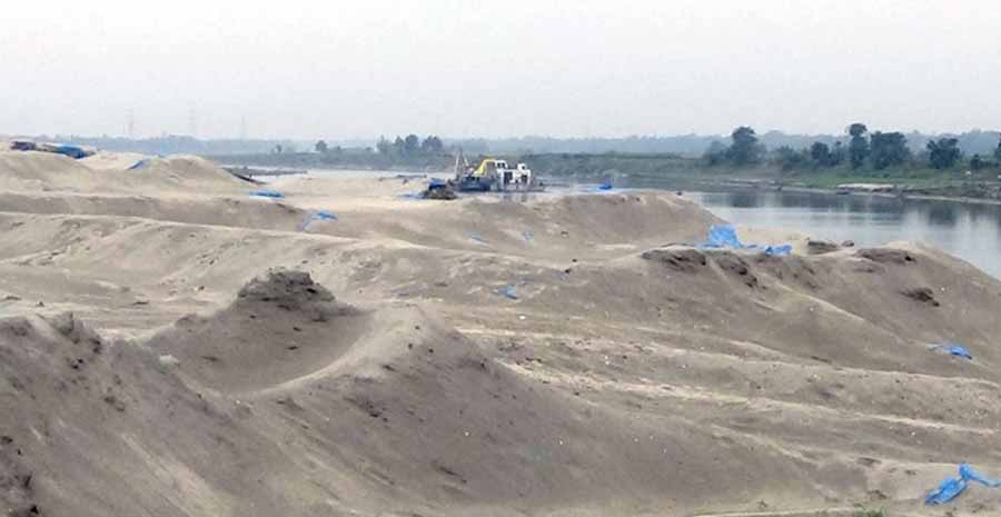 পাকুন্দিয়ায় ব্রহ্মপুত্রের লাখ লাখ টাকার বালু লুটে নিচ্ছে প্রভাবশালীরা