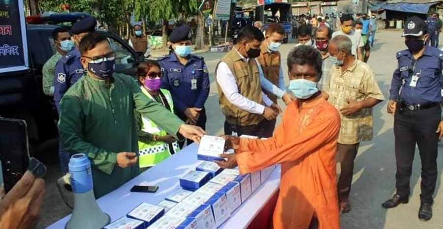 পুলিশের বেতনের টাকায় মাসজুড়ে ইফতার