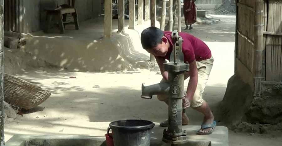 তীব্র খাবার পানির সংকটে দুর্গাপুরবাসী