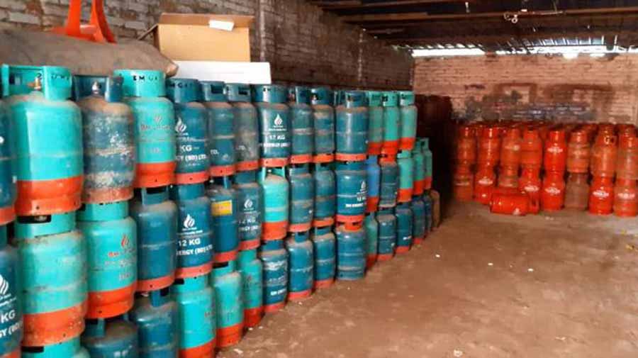 ১২ কেজি সিলিন্ডারের এলপিজির দাম ৯৭৫ টাকা