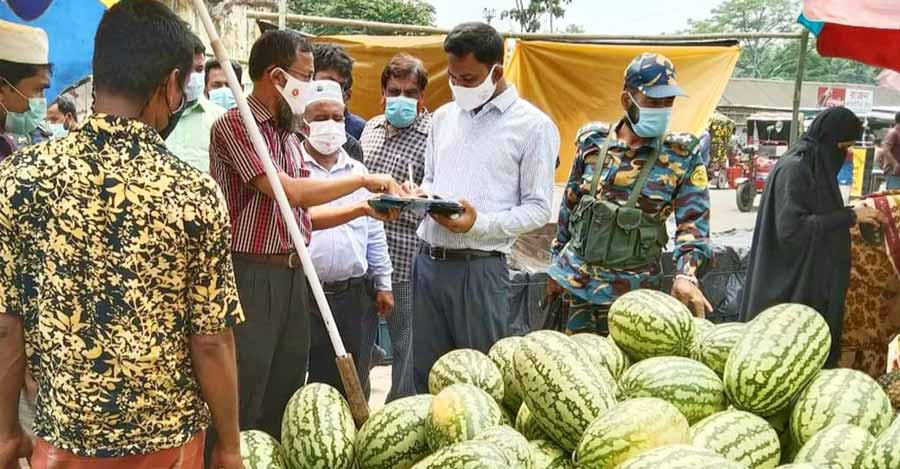 ময়মনসিংহে তরমুজের বাজার নিয়ন্ত্রনে মাঠে ভ্রাম্যমাণ আদালত