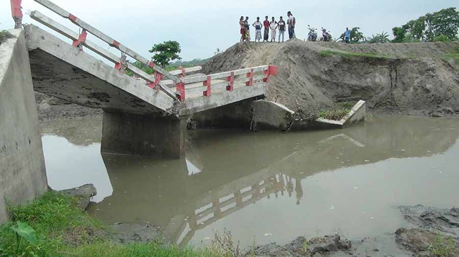 খাল খননে ভেঙে পড়ল কোটি টাকার তিনটি সেতু