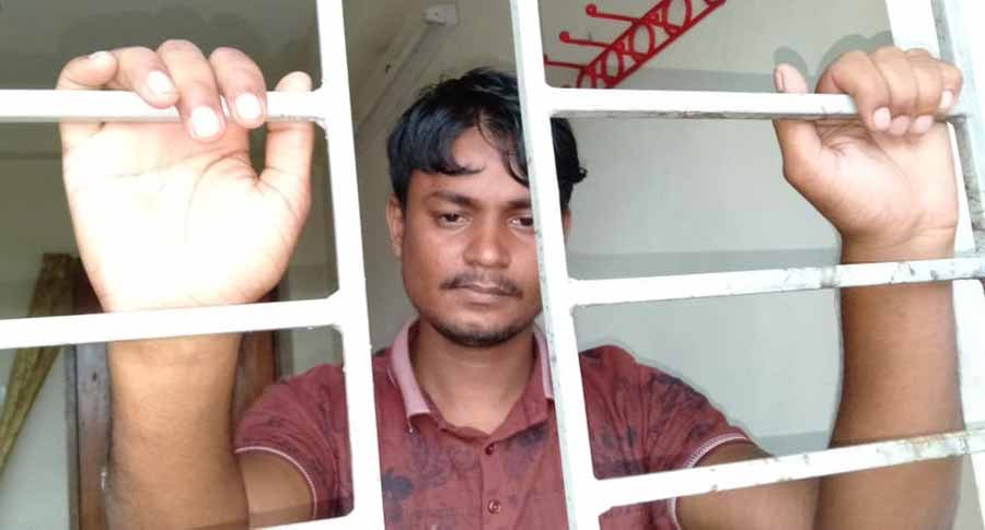 প্রধান শিক্ষিকাকে মারধর : ভাইসহ দফতরির নামে মামলা