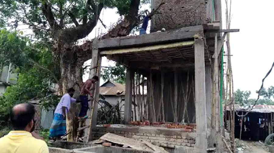 ঈশ্বরগঞ্জে ভূমি অফিসের জায়গায় ছাত্রলীগ নেতার ভবন!