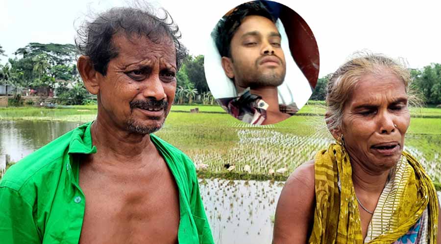 ছেলেকে পেটাচ্ছে দুর্বৃত্তরা, ভয়ে দূরে দাঁড়িয়ে দেখছিলেন বাবা-মা