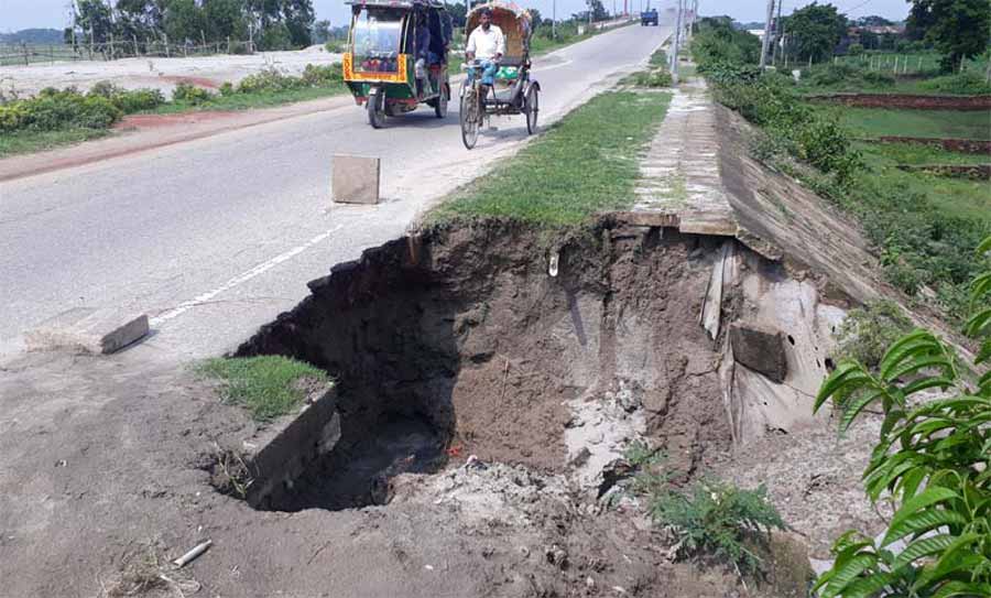 গফরগাঁওয়ে বৃষ্টির পানিতে রাস্তায় ভাঙন, দুর্ঘটনার শঙ্কা