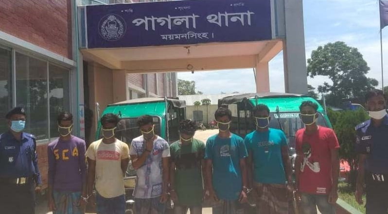 গফরগাঁওয়ে ক্রেতা সেজে ৮ গাড়ি চোর ধরল পুলিশ