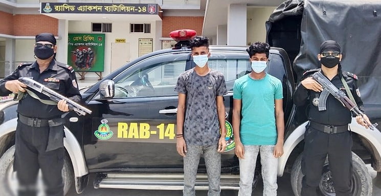 দূর-দূরান্ত থেকে আসা যাত্রীদের আটকে ছিনতাই করতেন তারা