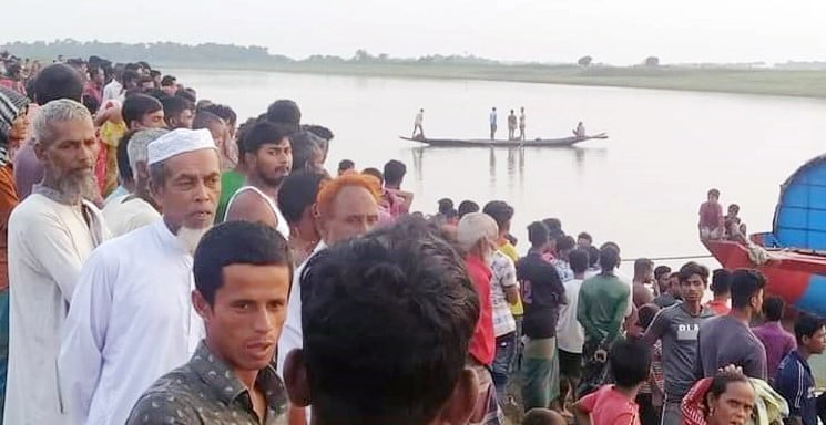 বজ্রপাতে আহত হয়ে নদীতে পড়ে নৌকাযাত্রী নিখোঁজ
