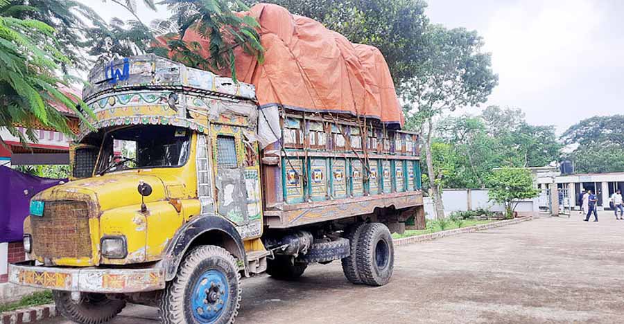 শেরপুরে মাধ্যমিকের এক ট্রাক বই জব্দ, আটক দুই