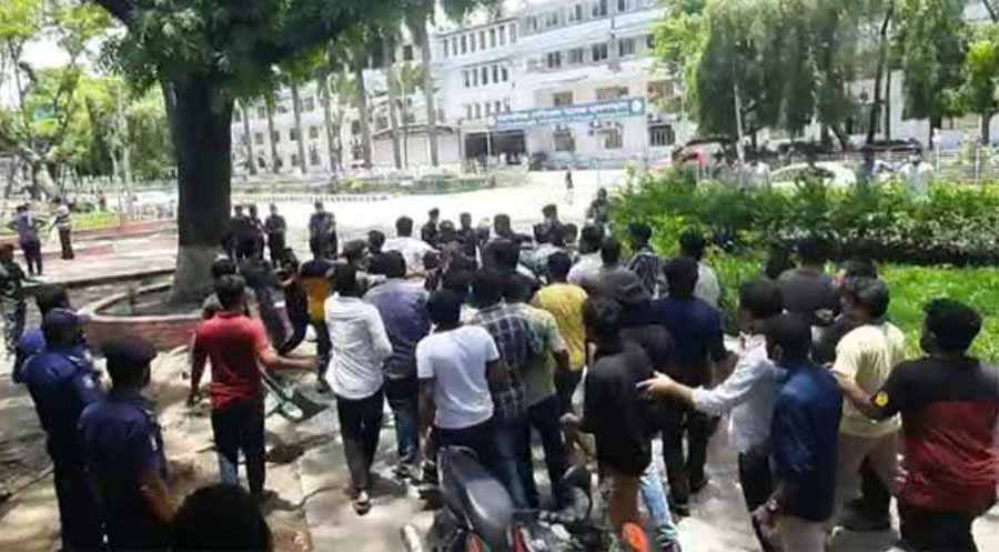 ময়মনসিংহ মেডিকেল কলেজে ছাত্রলীগের দুই গ্রুপের সংঘর্ষ, আহত ৬