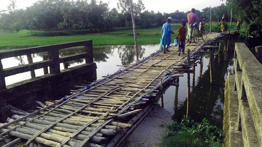 সাঁকো দিয়ে সেতু পার হতে হয় যেখানে