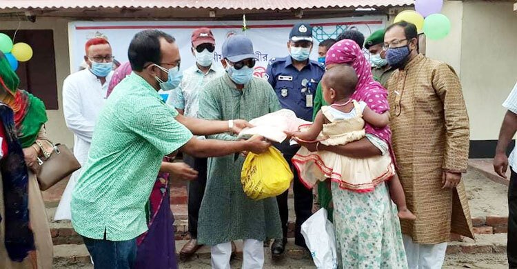 ঈদের দিন হতদরিদ্রদের বাড়িতে খাবার নিয়ে গেলেন জেলা প্রশাসক