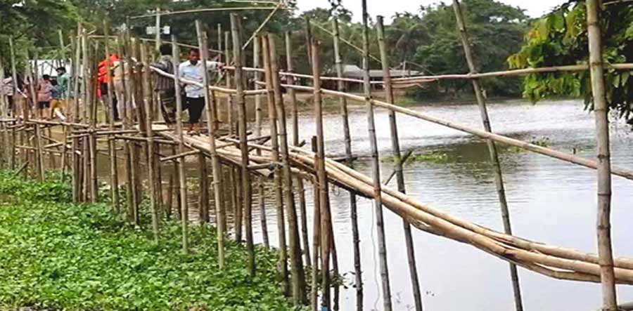 বারহাট্টায় ২০ গ্রামের মানুষের নদী পারাপারে একমাত্র ভরসা সাঁকো