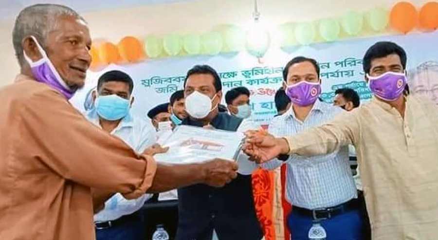 ফুলপুরের ভূমি ও গৃহহীন ৩০ পরিবার ঘর পেয়েছে