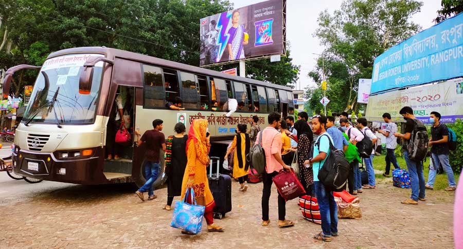 শিক্ষার্থীদের বাড়ি পৌঁছে দিচ্ছে কাজী নজরুল বিশ্ববিদ্যালয়