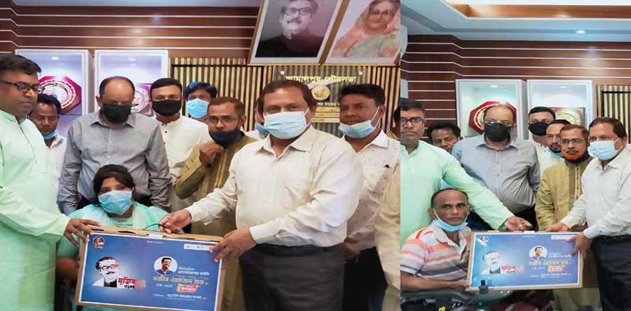 প্রধানমন্ত্রীর উপহারের ল্যাপটপ পেলেন প্রতিবন্ধী আকলিমা ও রিপন