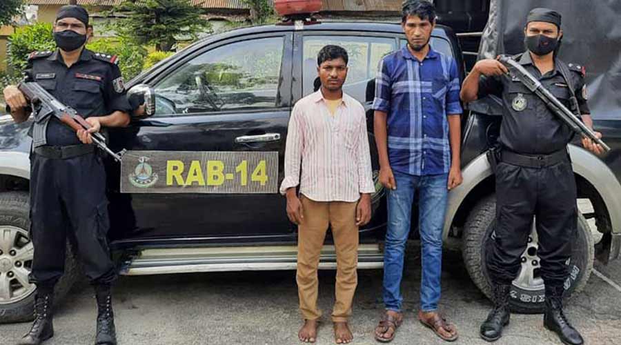 ভৈরবে ৫ কেজি গাঁজা ও প্রাইভেট কারসহ দুই মাদক ব্যবসায়ী আটক