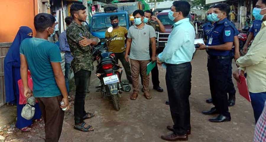 কটিয়াদীতে মাস্ক না পড়ায় ১২ জনকে জরিমানা