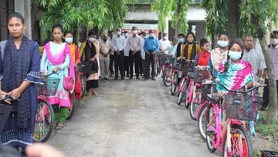ধোবাউড়ায় ক্ষুদ্র নৃ-গোষ্ঠী শিক্ষার্থীদের মাঝে সাইকেল বিতরণ