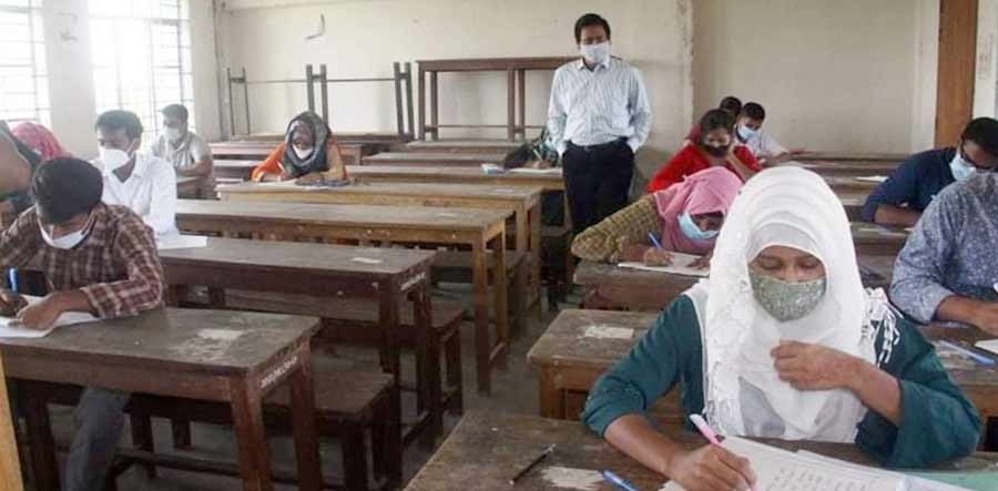 স্বাস্থ্যবিধি মেনে পরীক্ষা দিল নজরুল বিশ্ববিদ্যালয়ের শিক্ষার্থীরা