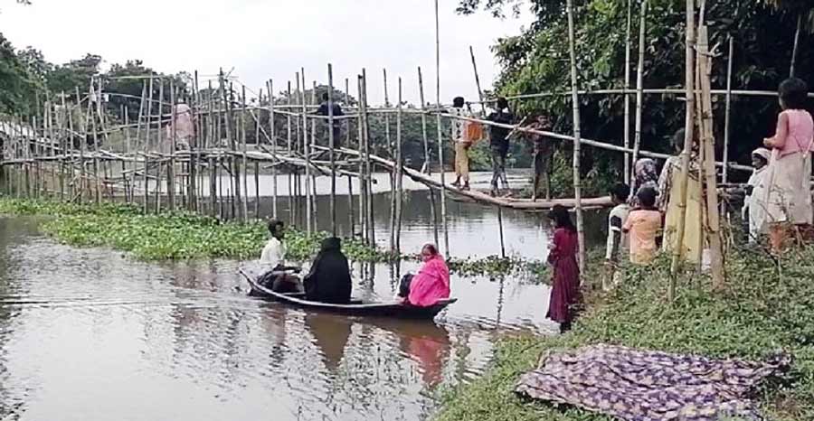 সেতুর অভাবে ৫০ বছর ধরে বিচ্ছিন্ন বিশ গ্রাম