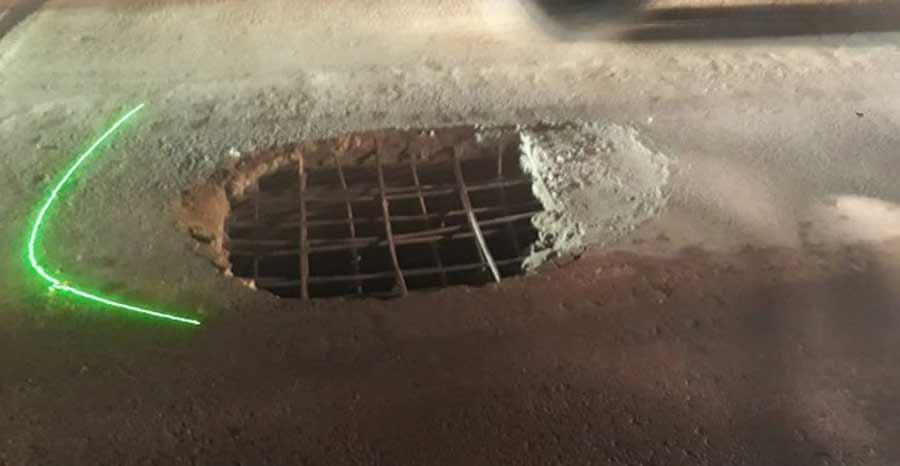 ময়মনসিংহে চায়না মোড় ব্রিজে গর্ত, একপাশ দিয়ে চলছে যান