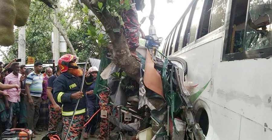 ময়মনসিংহে বাস-অটোরিকশা-মাহিন্দ্রার ত্রিমুখী সংঘর্ষে নিহত ২