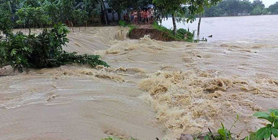 নদীর বাঁধ ভেঙে ধোবাউড়ার নিম্নাঞ্চল প্লাবিত