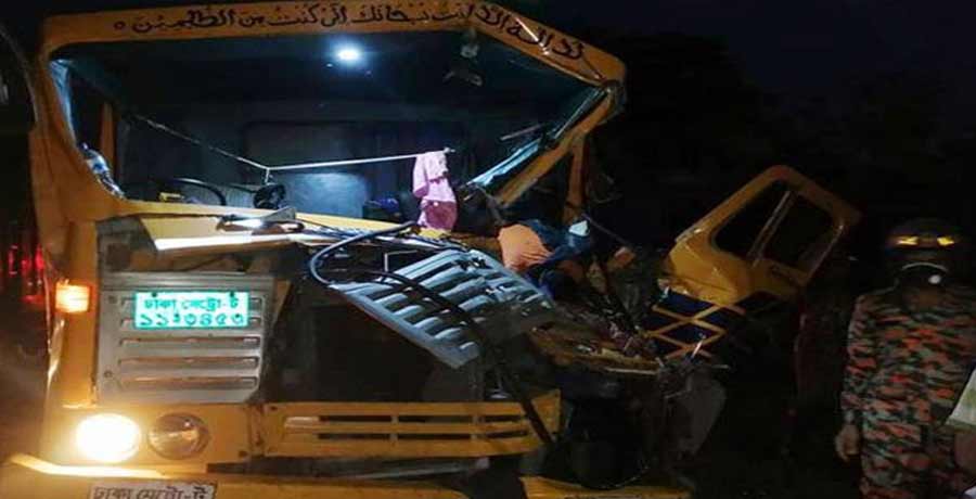 ভালুকায় দাঁড়িয়ে থাকা ট্রাকে কাভার্ডভ্যানের ধাক্কা, নিহত ৩