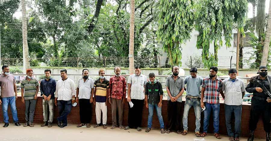 ময়মনসিংহ মেডিকেলে র‍্যাবের হাতে আটক ১৩ দালাল