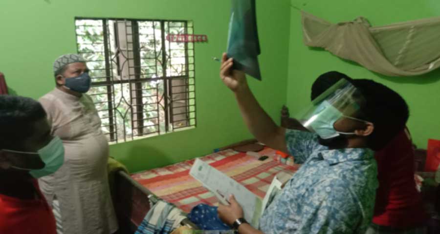 করোনা আক্রান্তদের বাড়ি বাড়ি ছুটছেন উপজেলা চেয়ারম্যান