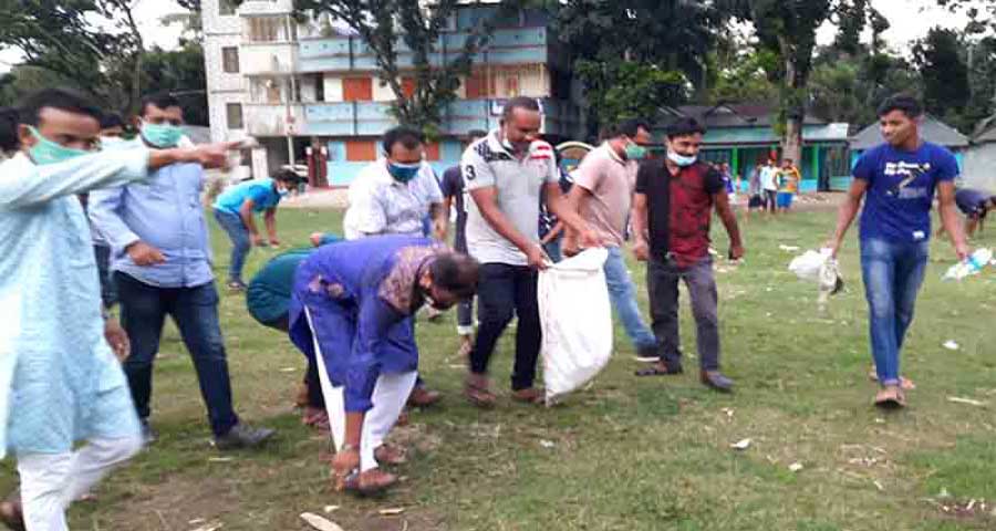 আর্বজনার স্তুপ পরিষ্কার করেছেন এমপি নিজেই