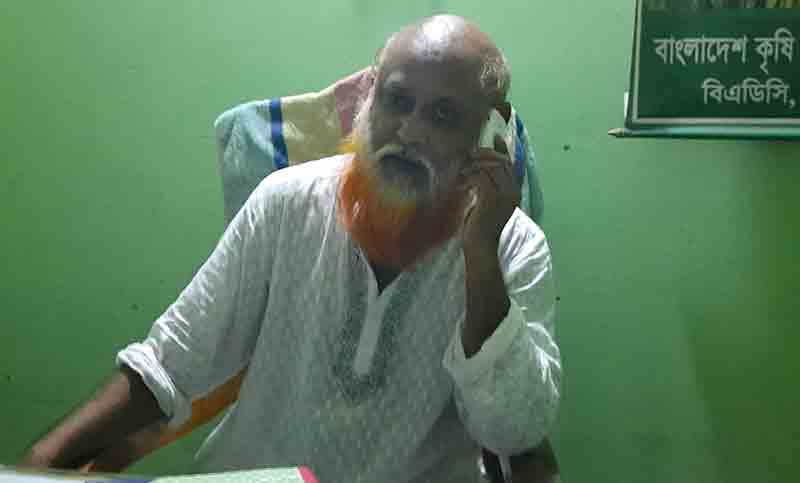 কর্মকর্তার চেয়ারে বসে পিয়ন, বাইরে কৃষকদের বিক্ষোভ