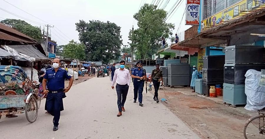 অভিযান দেখে ভেতর থেকে দোকানের শাটার নামালেন ব্যবসায়ী