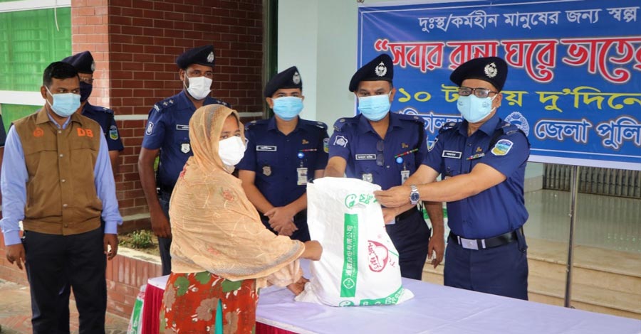 ময়মনসিংহে দেড়শ দরিদ্র পরিবারে পুলিশের ‘১০ টাকার বাজার’