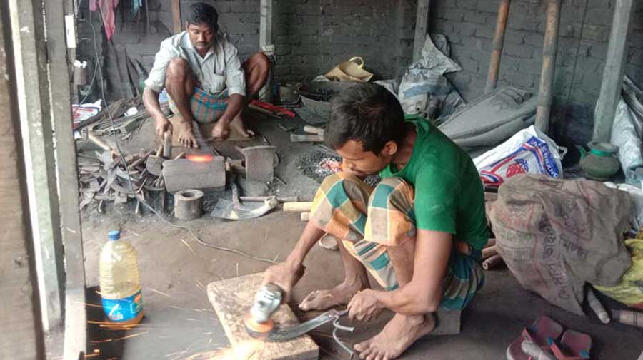 বেড়েছে মদনের কামার শিল্পীদের ব্যস্ততা