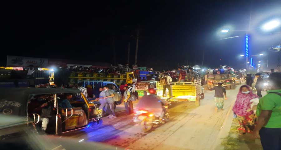 ময়মনসিংহে ঢাকামুখী শ্রমজীবী মানুষের ঢল