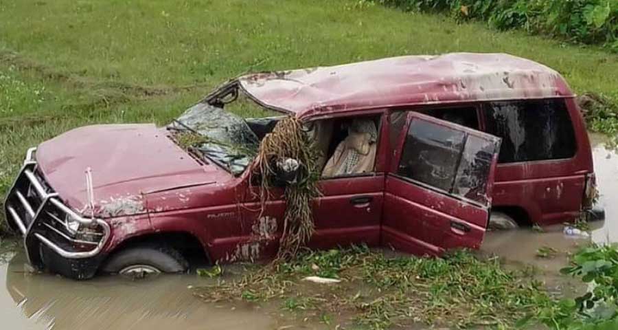পথচারী-গরু বাঁচাতে গিয়ে ইউএনওর গাড়ি খাদে