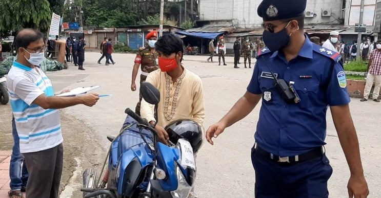 মোটরসাইকেলে চিকিৎসকের ভুয়া স্টিকার লাগিয়ে জরিমানা