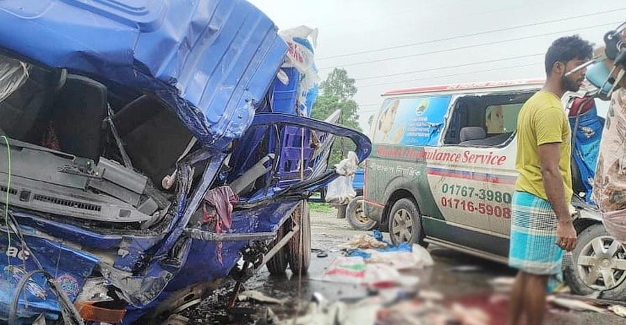টাঙ্গাইলে অ্যাম্বুলেন্স-পিকআপ সংঘর্ষে ৪ জন নিহত, আহত ৬