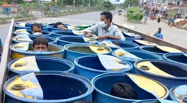 মাছের ড্রামের ভেতরে লুকিয়ে থেকে বাড়ি ফিরছিলেন ১০ যাত্রী