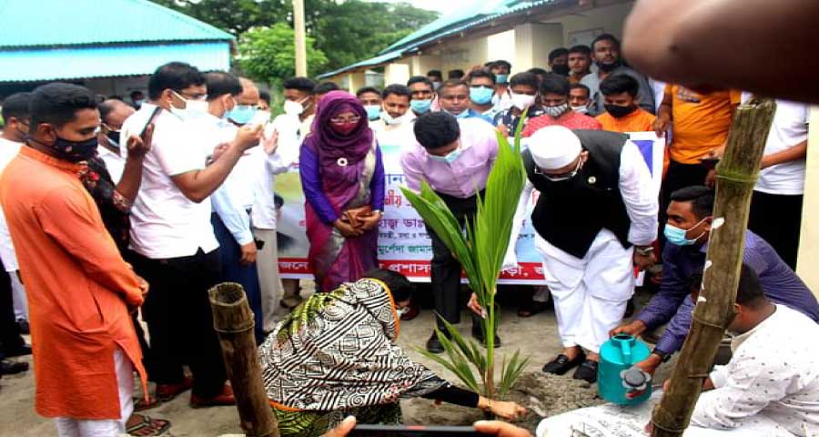 ক্ষুদ্র জাতিগোষ্ঠী ও হিজড়ারা পেলেন খাদ্য ও গাছের চারা