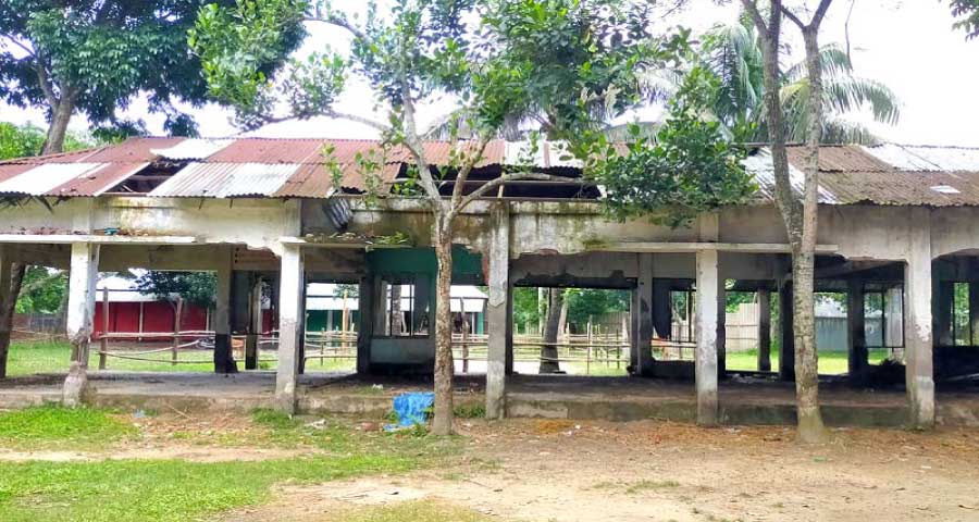 নান্দাইলে যে যার মতো নিয়ে যাচ্ছে বিদ্যালয়ের জিনিসপত্র