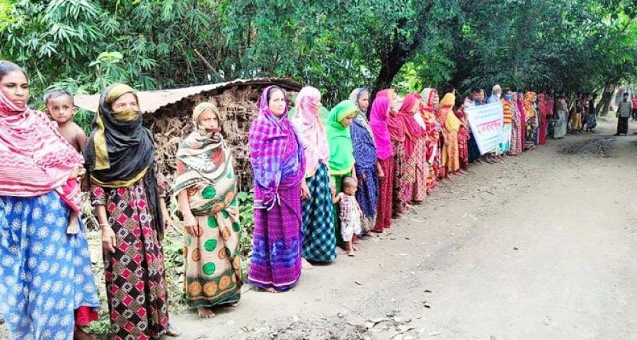 ইউপি সদস্যের বিরুদ্ধে এলাকাবাসীর মানববন্ধন