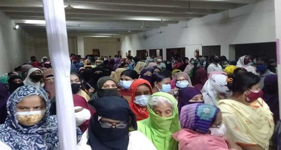 ময়মনসিংহে ছাত্রলীগ নেতার তর্কাতর্কি, টিকাদান বন্ধ আড়াই ঘণ্টা